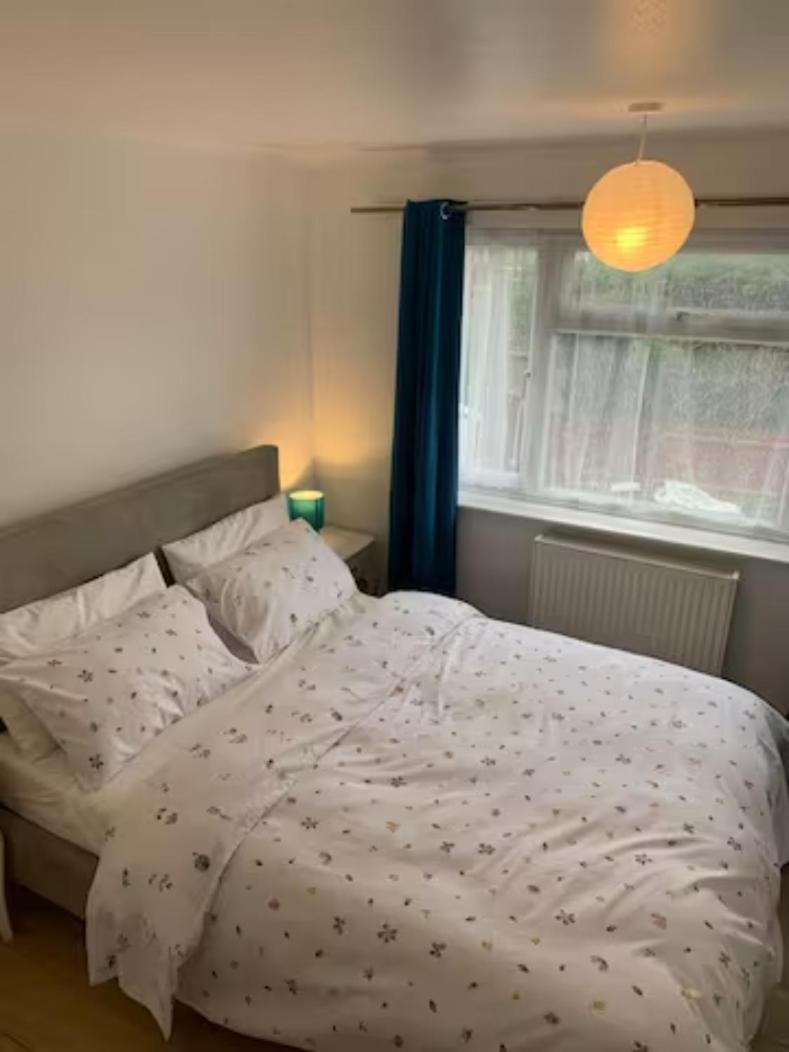 Beaconsfield Serenity: 4-Bedroom Near Luton Airport Luton (Bedfordshire) Exterior photo