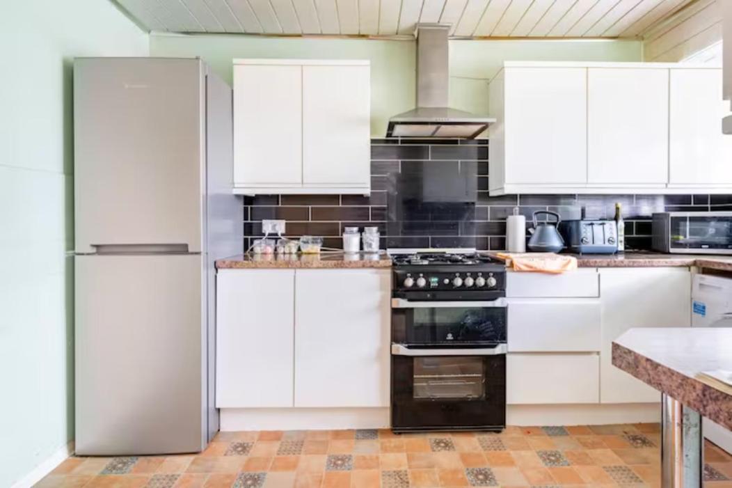Beaconsfield Serenity: 4-Bedroom Near Luton Airport Luton (Bedfordshire) Exterior photo