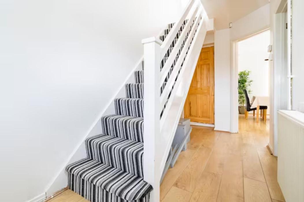 Beaconsfield Serenity: 4-Bedroom Near Luton Airport Luton (Bedfordshire) Exterior photo