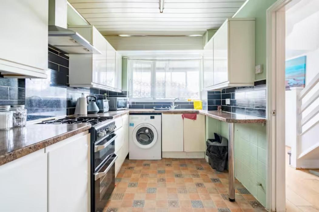 Beaconsfield Serenity: 4-Bedroom Near Luton Airport Luton (Bedfordshire) Exterior photo